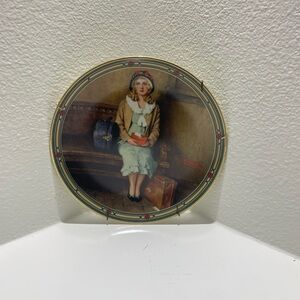 Vintage-Inspired Round Wall Art Plate in Green and Tan